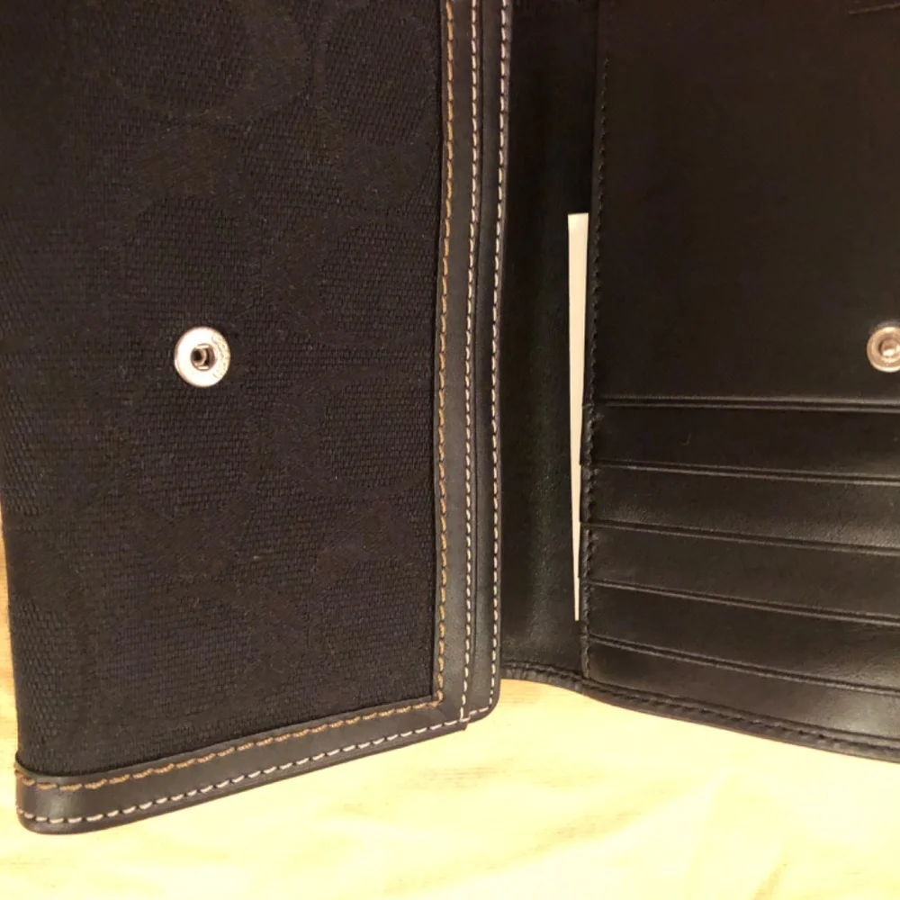 Coach signature black leather trim women’s wallet - Picture 8 of 9